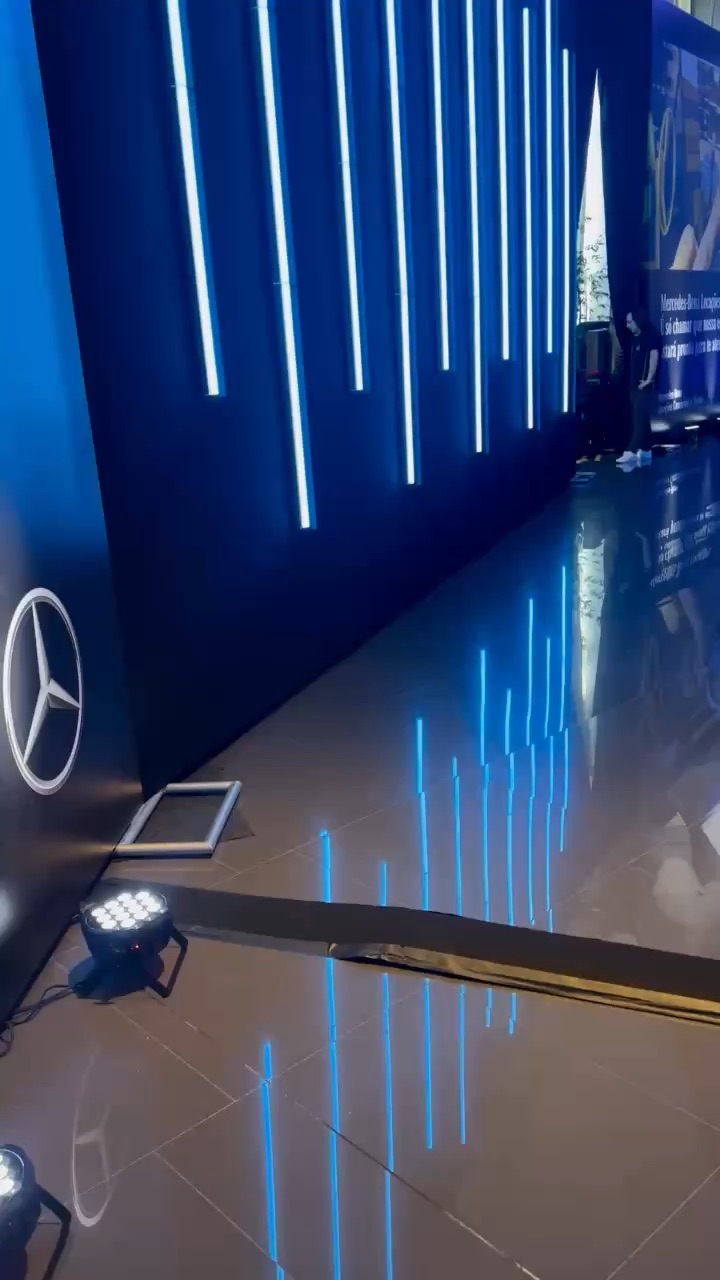 Painel com barras de LED em evento da Mercedes-Benz